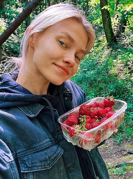 Саша Квашеная хвастается клубникой