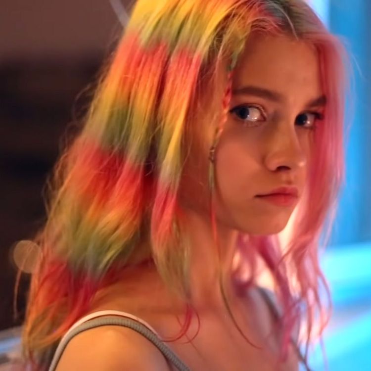 Саша Квашеная смотрит обиженным взглядом