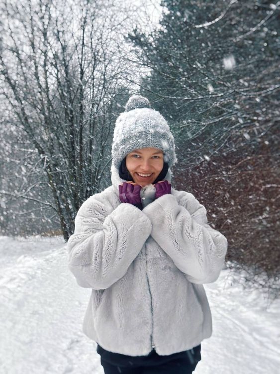 Балийская принцесса Саша Квашеная радуется снегу