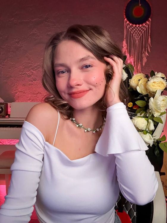 Саша Квашеная с цветами на стриме 8 марта