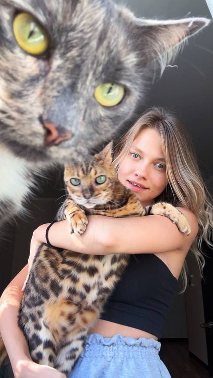 Саша Квашеная со своими котами Лёней и Кисонькой