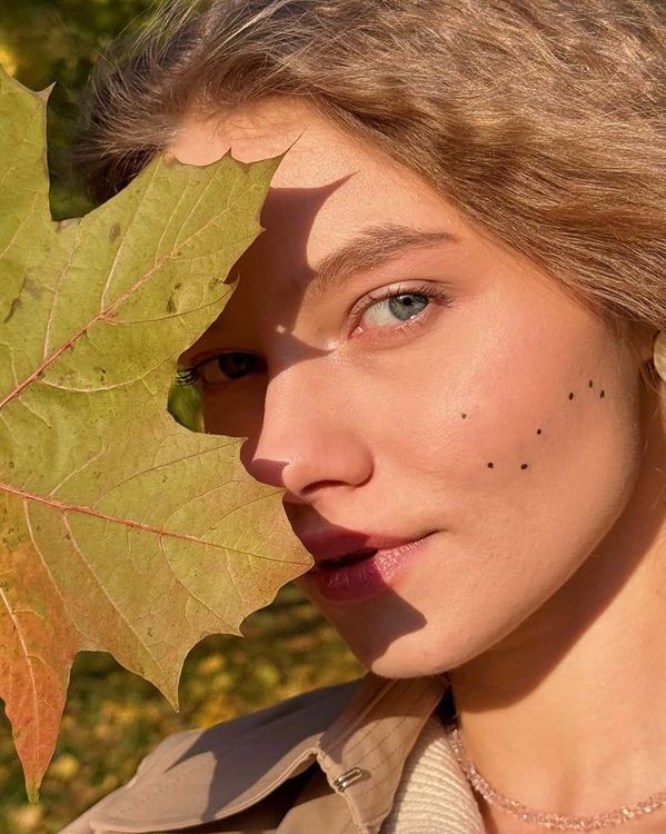 Прекрасная Саша Квашеная в осенней фотосессии