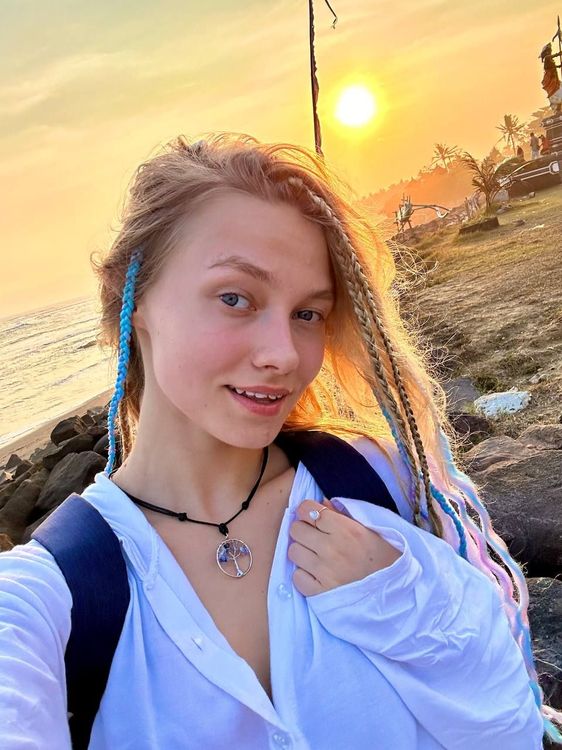 Саша Квашеная гуляет на берегу океана на Бали на закате