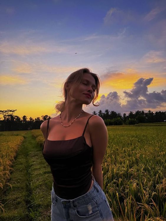 Саша Квашеная гуляет в поле на закате на Бали