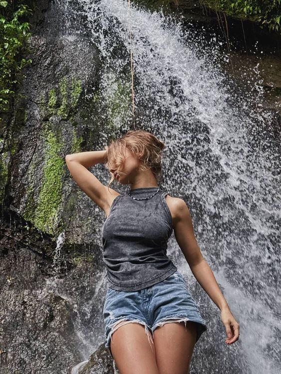 Модель Саша Квашеная на Бали на водопаде