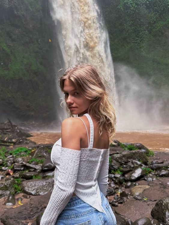 Саша Квашеная первый раз увидела водопад на Бали