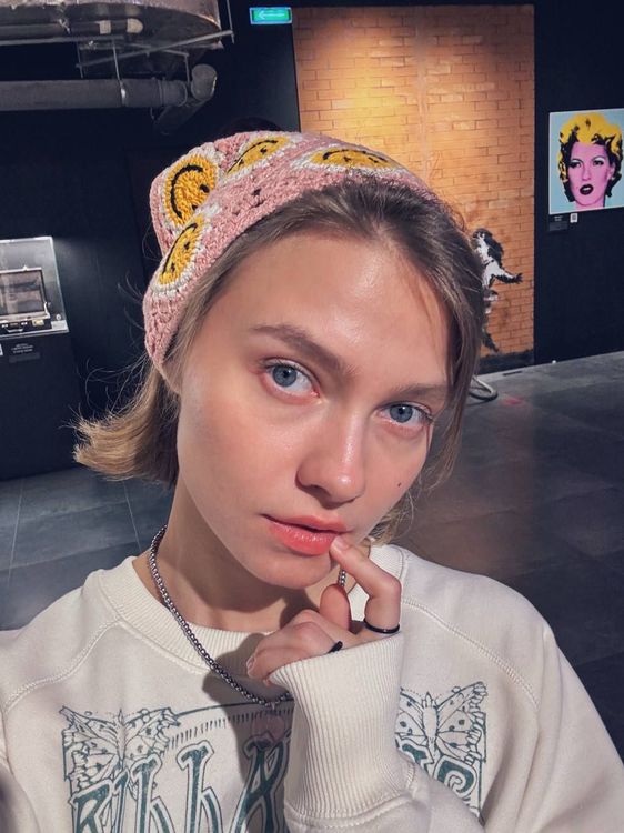 Саша Квашеная модница в косынке на выставке Бэнкси