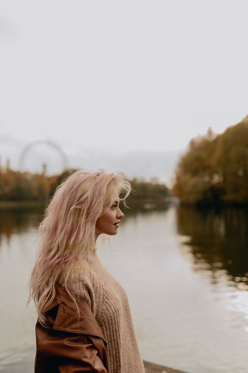 Саша Квашеная у реки мечтает и демонстрирует свой красивый профиль