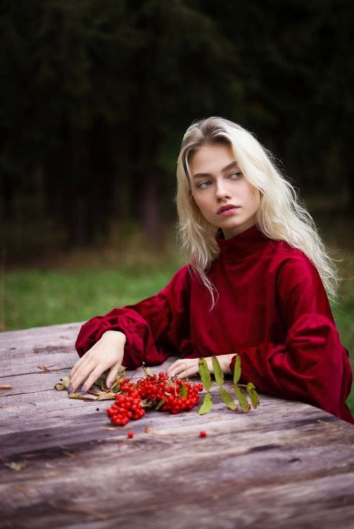 Саша Квашеная в прекрасной фотосессии в лесу с ягодами