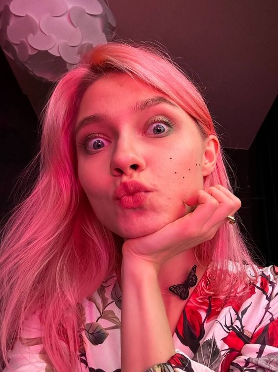 Саша Квашеная целует любимых подписчиков