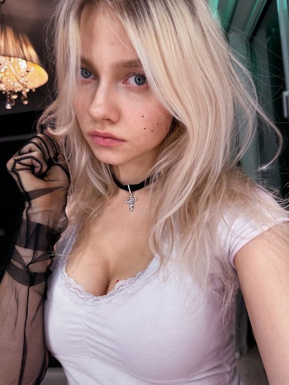 Саша Квашеная в красивой белой кофточке сейчас уснет