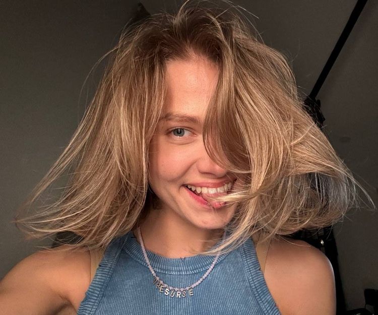 Милашка Саша Квашеная дурачится после стрима