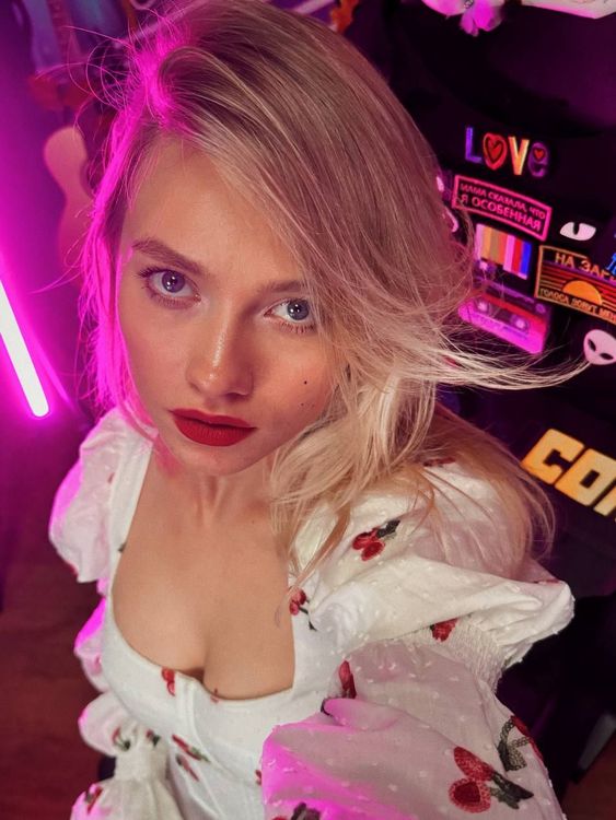 Саша Квашеная в прекрасном платье Cheri Cheri Lady