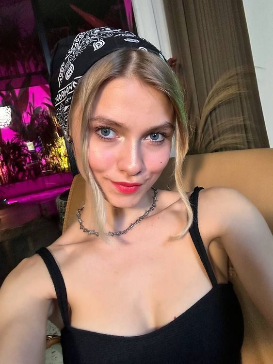 Саша Квашеная в бандане и красивом топике записала шортсик перевод