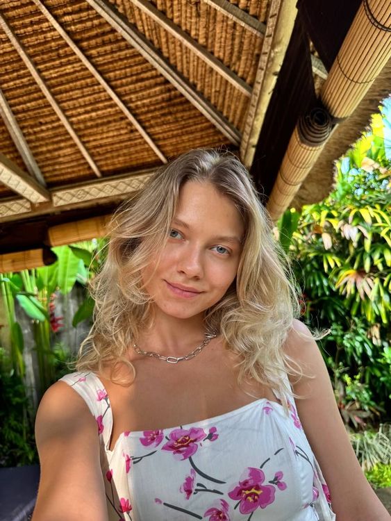 Саша Квашеная отдыхает в беседке на Бали