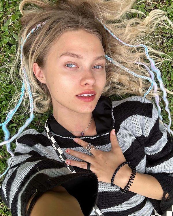 Загадочная Саша Квашеная с косичками в поле