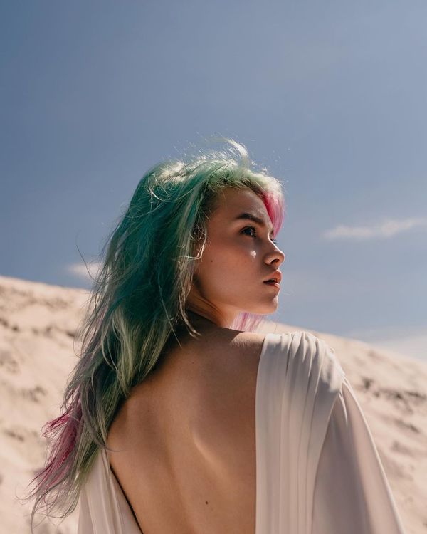 Красотка Саша Квашеная в шикарном платье в пустыне