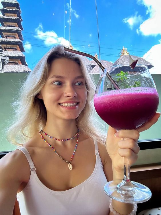 Саша Квашеная не рассчитала с бокалом сока на Бали