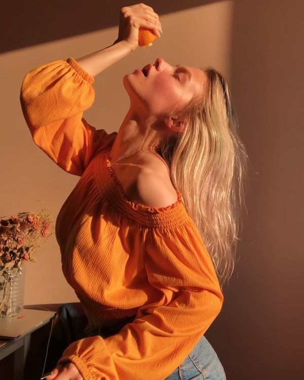 Саша Квашеная выжимает последние соки из апельсина