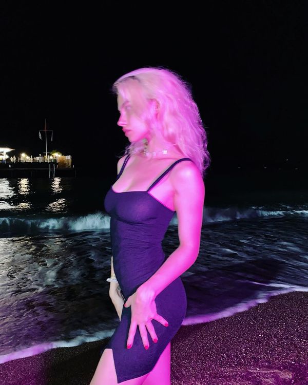 Саша Квашеная в сногсшибательном платье на берегу моря