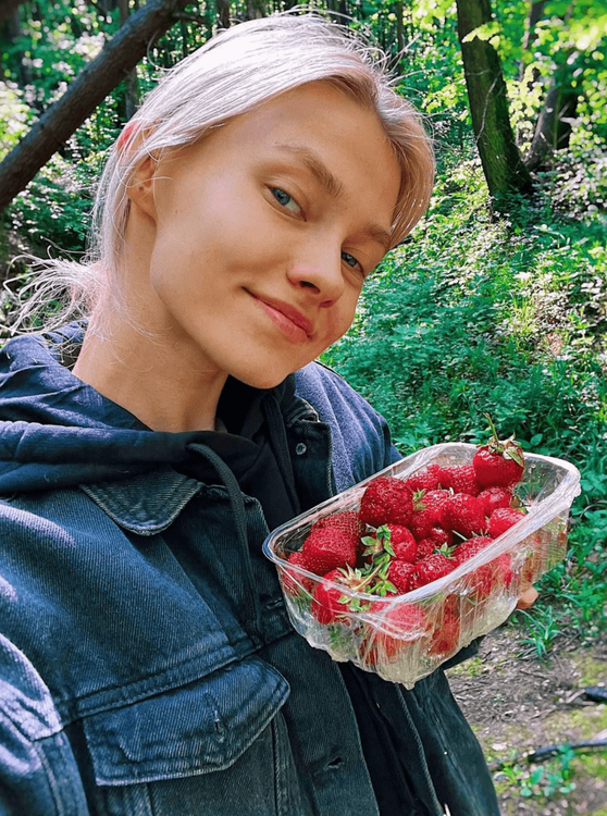 Саша Квашеная хвастается клубникой в лесу