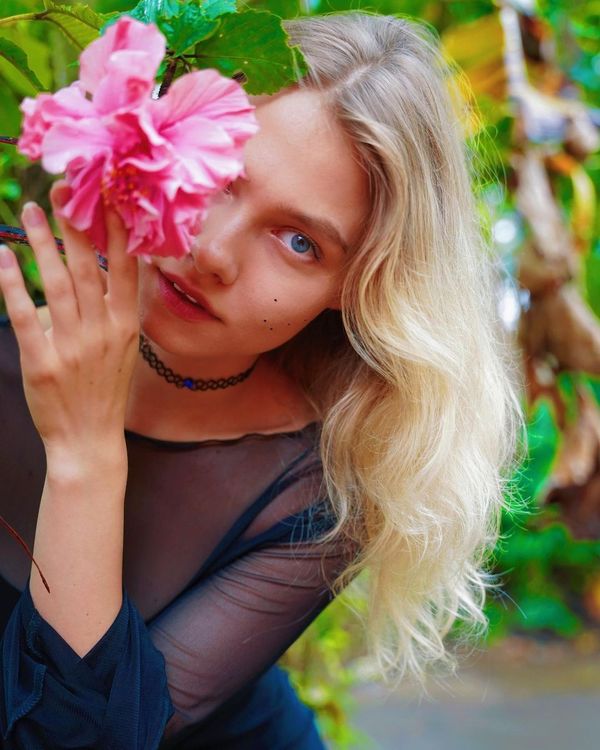 Загадочная красивая Саша Квашеная прячется за цветочком на Бали