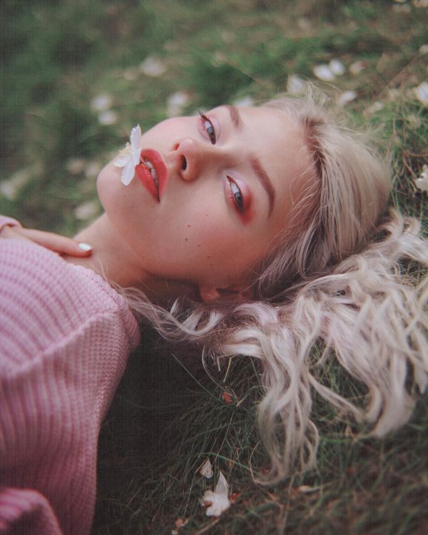 Саша Квашеная лежит в поле с цветочками