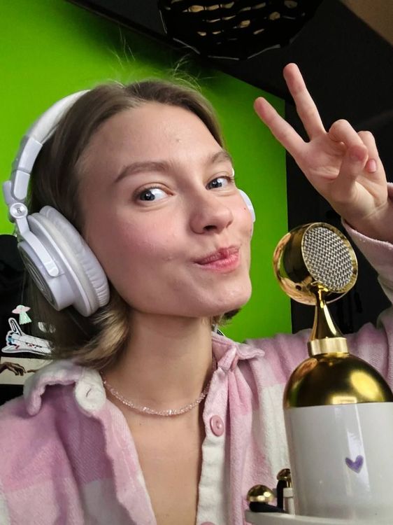 Саша Квашеная готовится смотреть видео с малышами с Пашей Акстаром