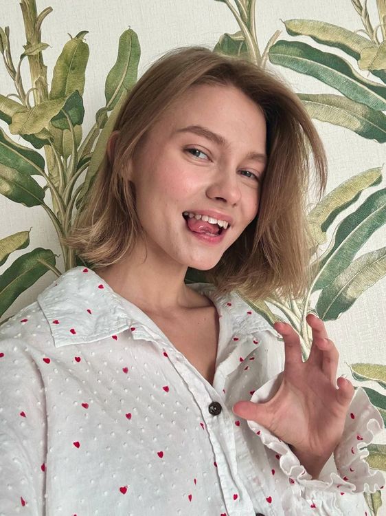 Милашка Саша Квашеная делает кусь