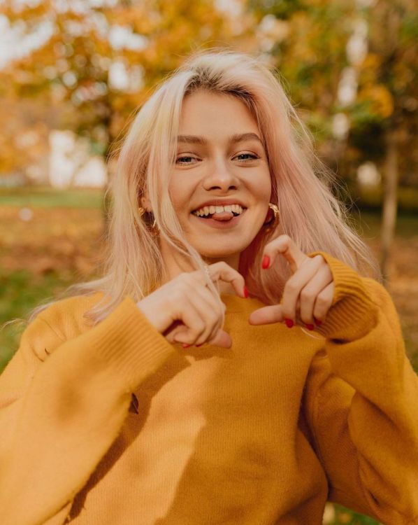 Саша Квашеная осенью показывает язык и сердечко своим подписчикам