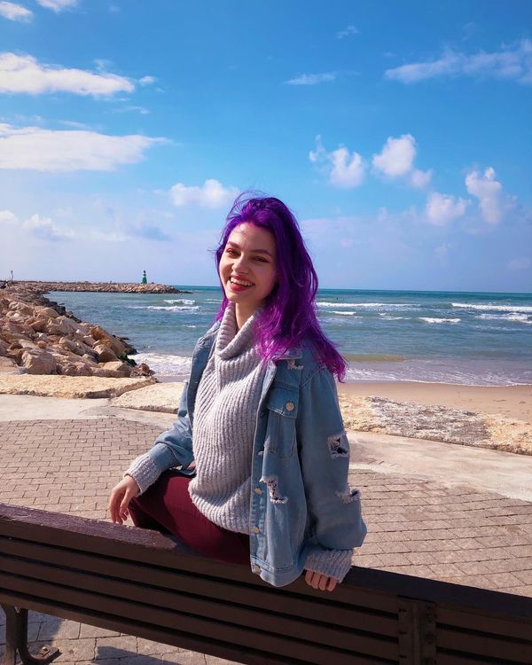 Саша Квашеная с фиолетовыми волосами готовится снимать рекламу Мегафон