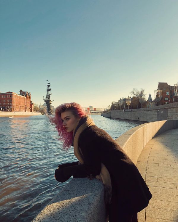 Саша Квашеная мечтает на берегу Москвы-реки