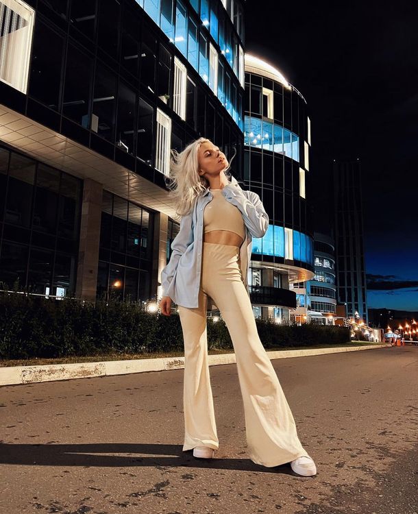 Саша Квашеная гуляет по ночной Москве после выпуска Музлофта