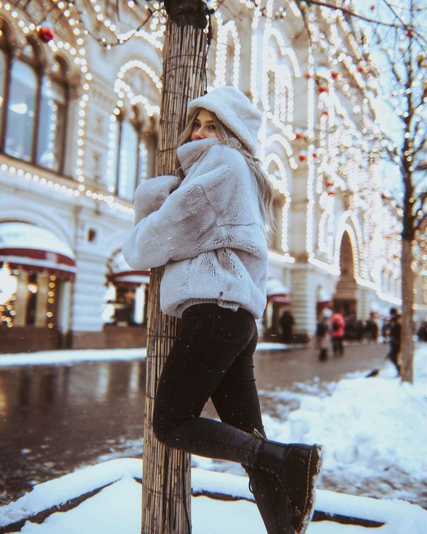 Саша Квашеная гуляет по новогодней Красной Площади в Москве