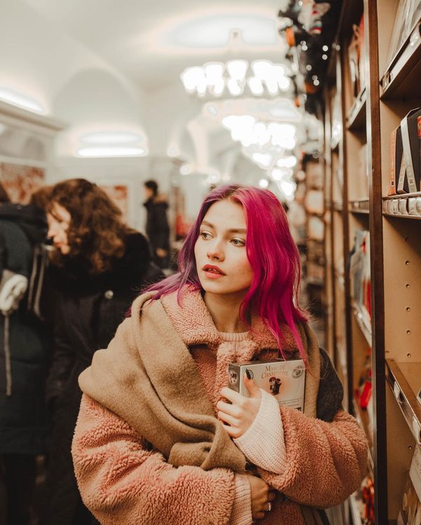 Саша Квашеная в уютной новогодней фотосессии с коробкой конфт