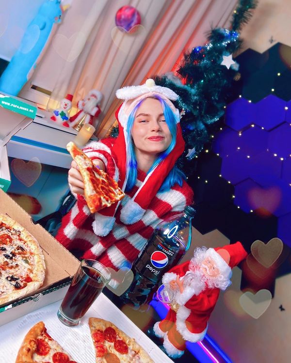 Саша Квашеная отмечает Новый год с пиццей и Pepsi