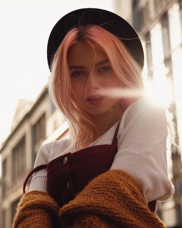 Саша Квашеная в красивой стильной фотосессии в шляпке