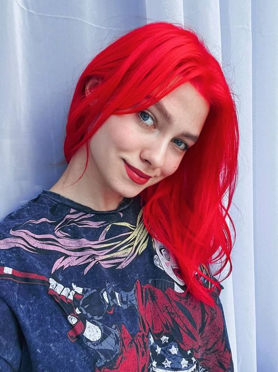 Саша Квашеная покрасила волосы в красный цвет