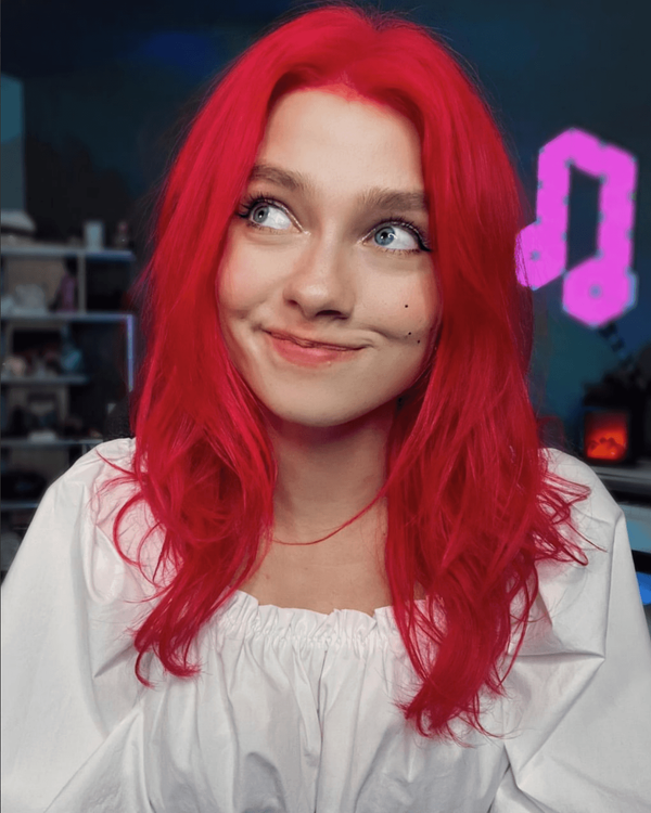 Саша Квашеная милашка с красными волосами