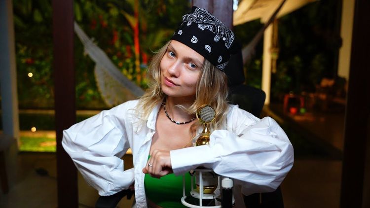 Саша Квашеная на рок стриме в бандане