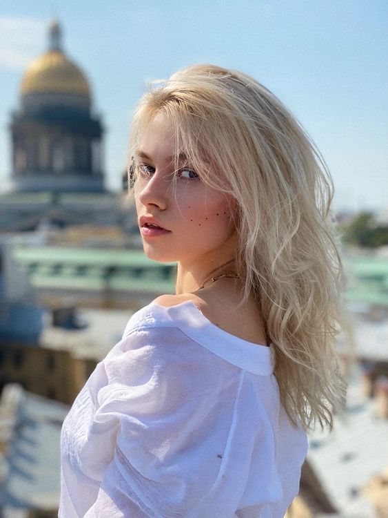 Саша Квашеная в нежной фотосессии на крышах Питера