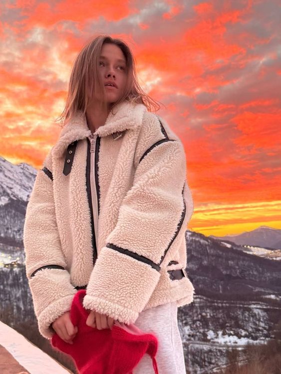 Саша Квашеная зимой на потрясающем закате в Сочи