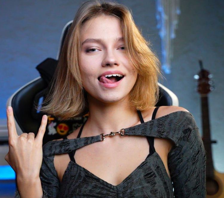 Саша Квашеная роковая девушка на стриме 3 августа 2024