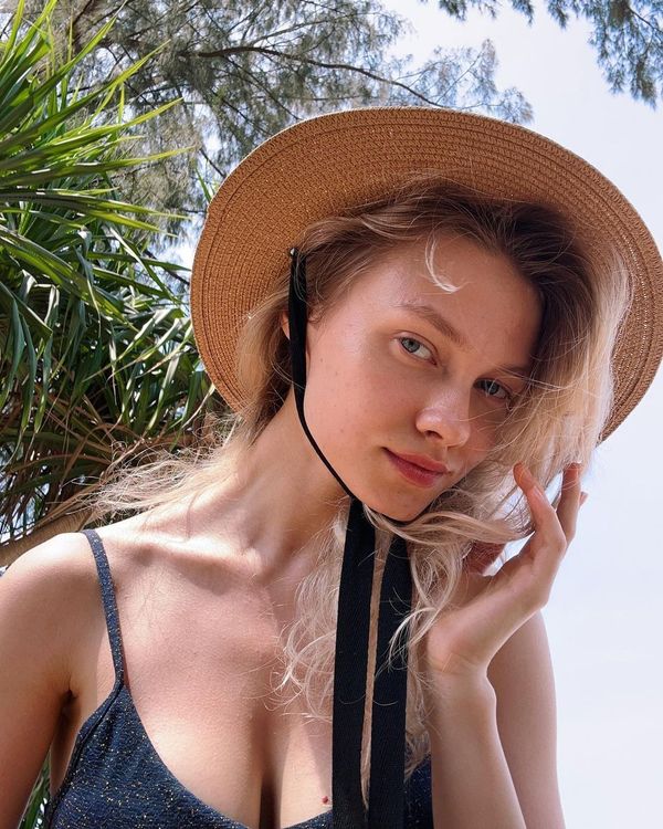 Красотка Саша Квашеная в шляпке загорает в отпуске