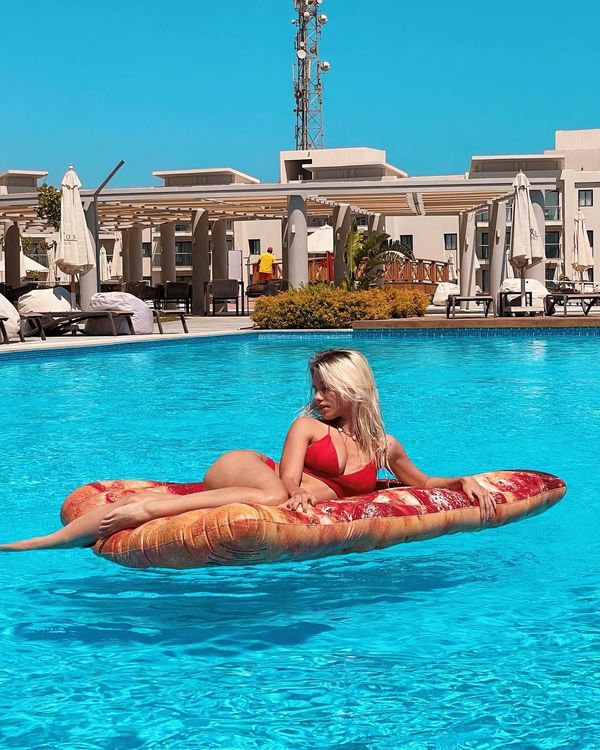 Саша Квашеная плавает на пицце в бассейне в Египте