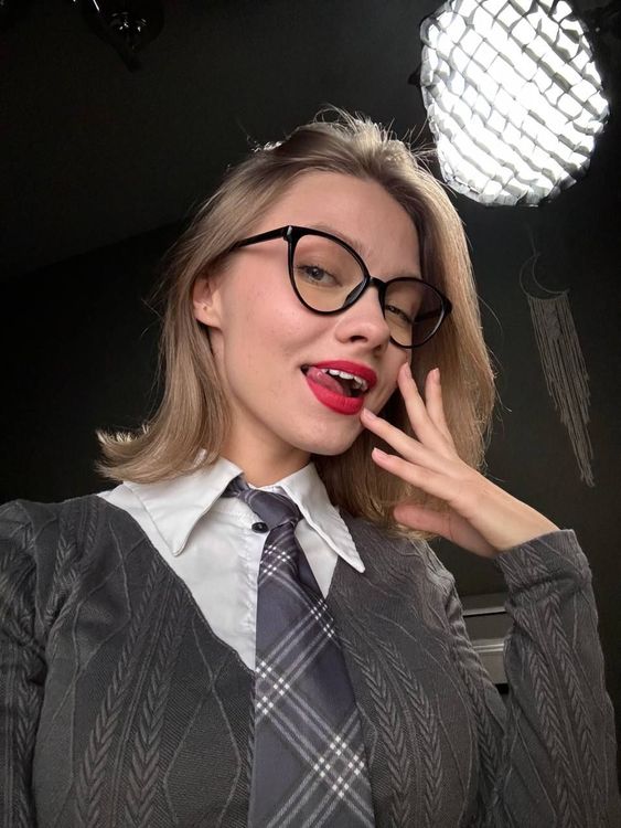 Плохая девочка Саша Квашеная готовится провести урок