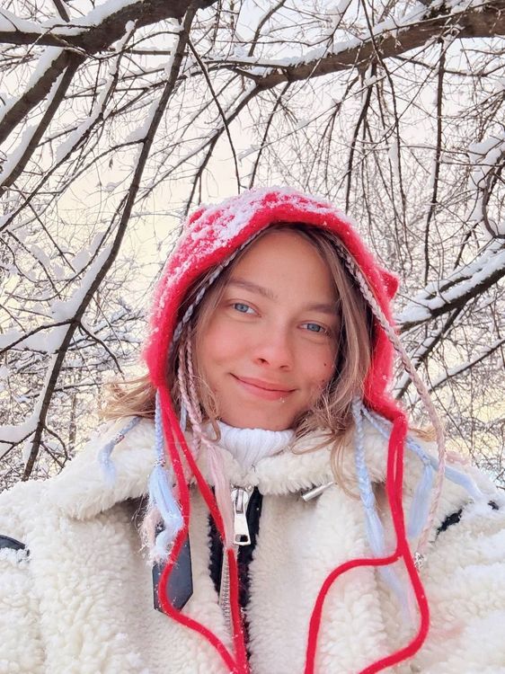 Саша Квашеная гуляет зимой в декабре 2024