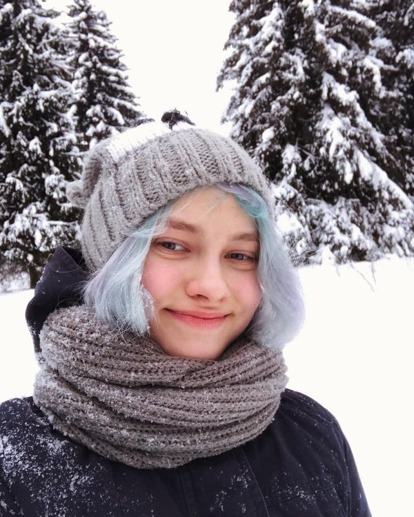 Милашка Саша Квашеная приехала домой поваляться в снегу