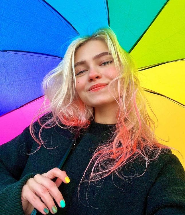 Саша Квашеная с разноцветным зонтиком осенью