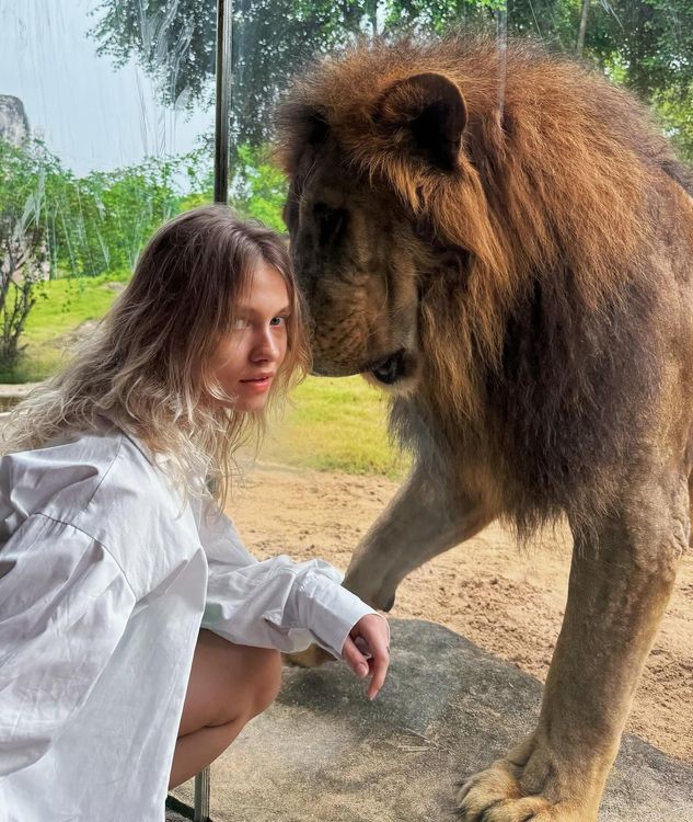 Саша Квашеная в зоопарке Бали со львом
